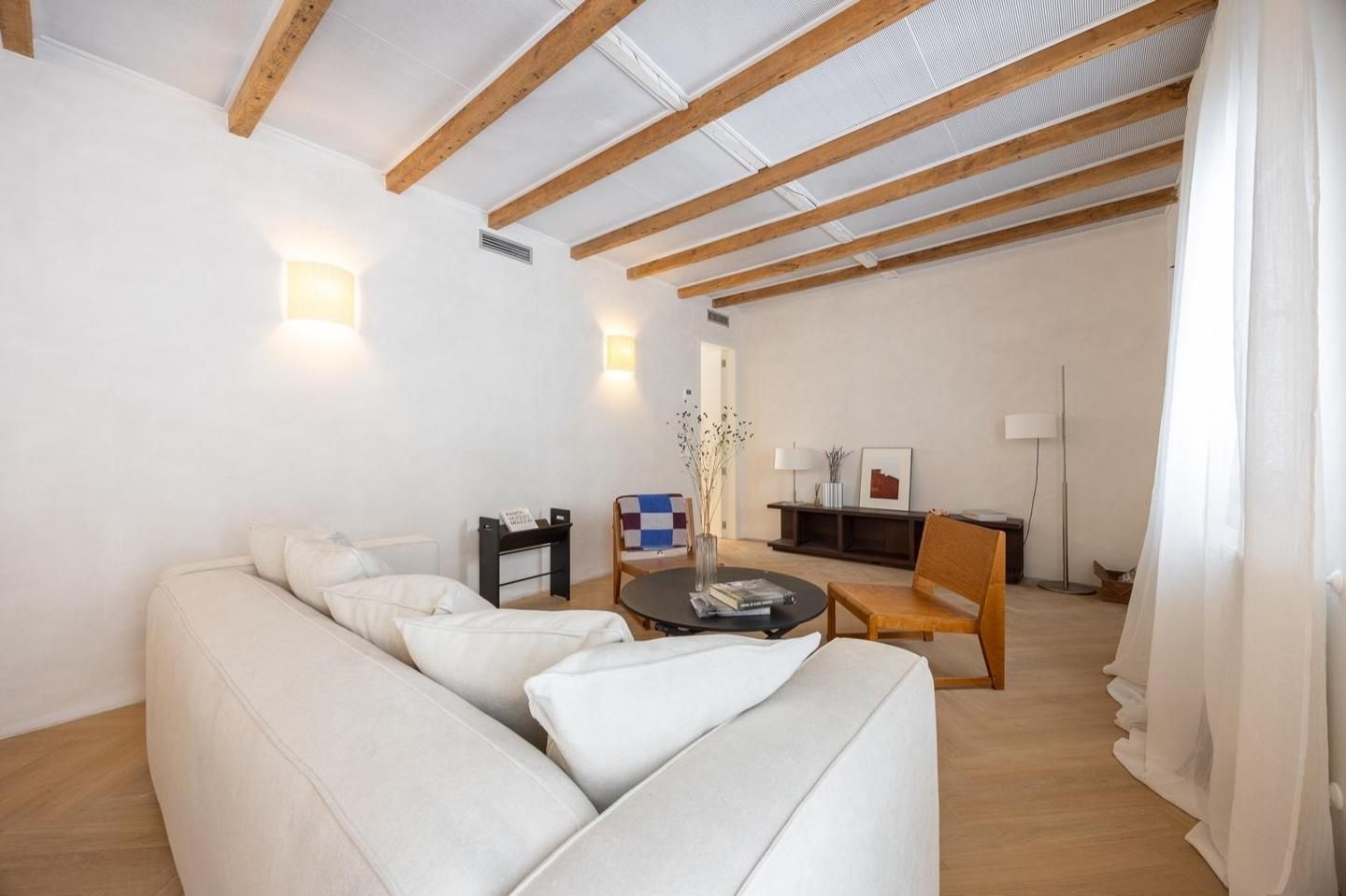 Living room of Flat for sale in  Madrid Capital  with Air Conditioner, Heating and Furnished