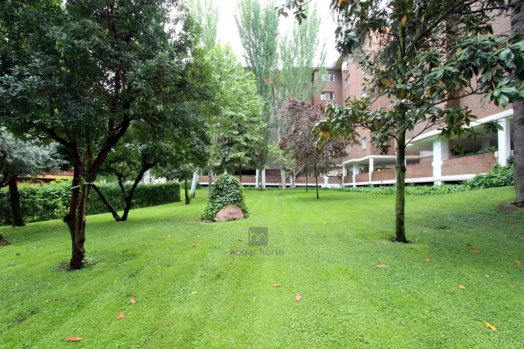 Jardí de Pis en venda en San Sebastián de los Reyes amb Calefacció, Jardí privat i Parquet