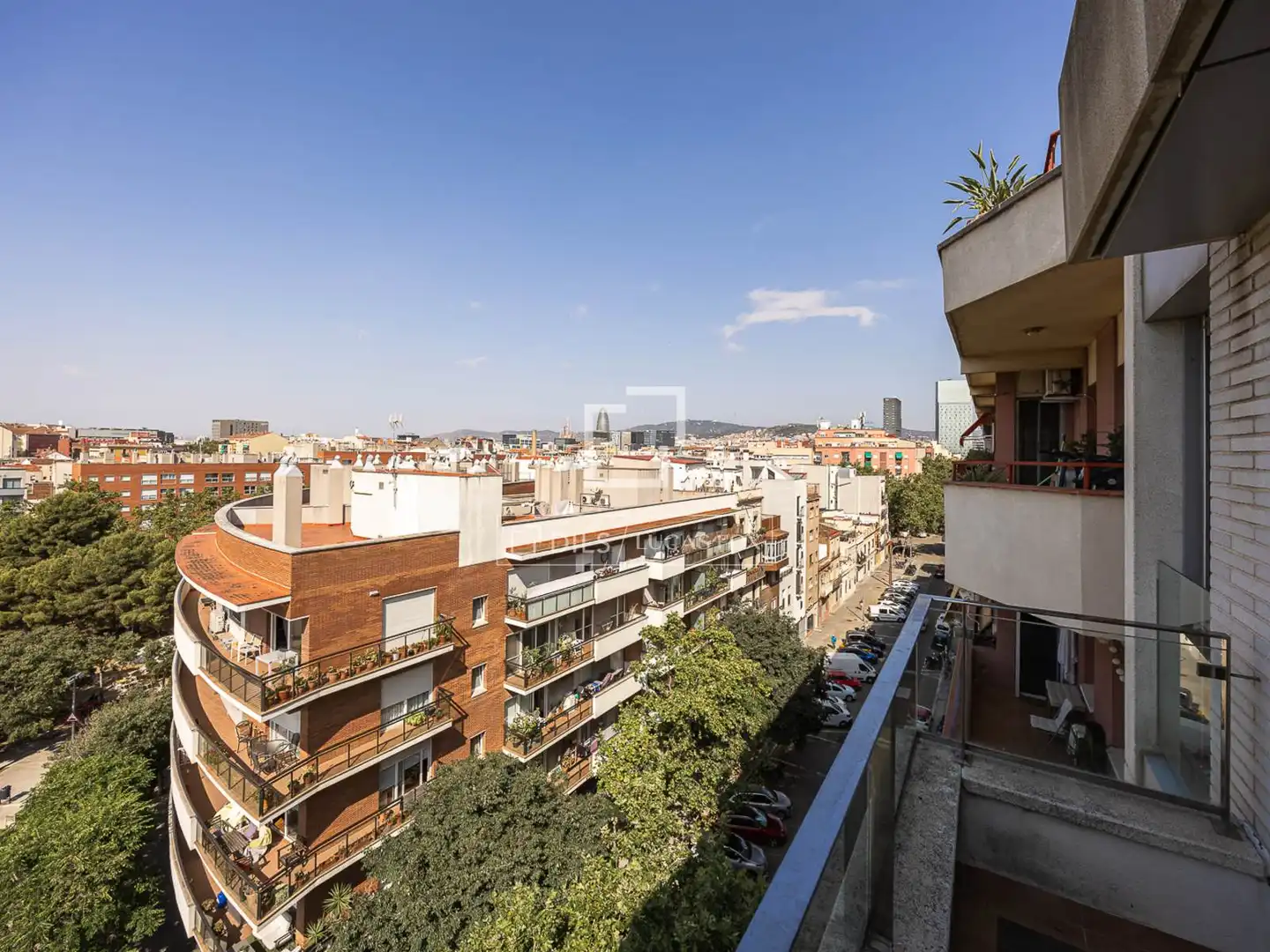 Vista exterior de Àtic en venda en Barcelona amb Aire condicionat i Balcó
