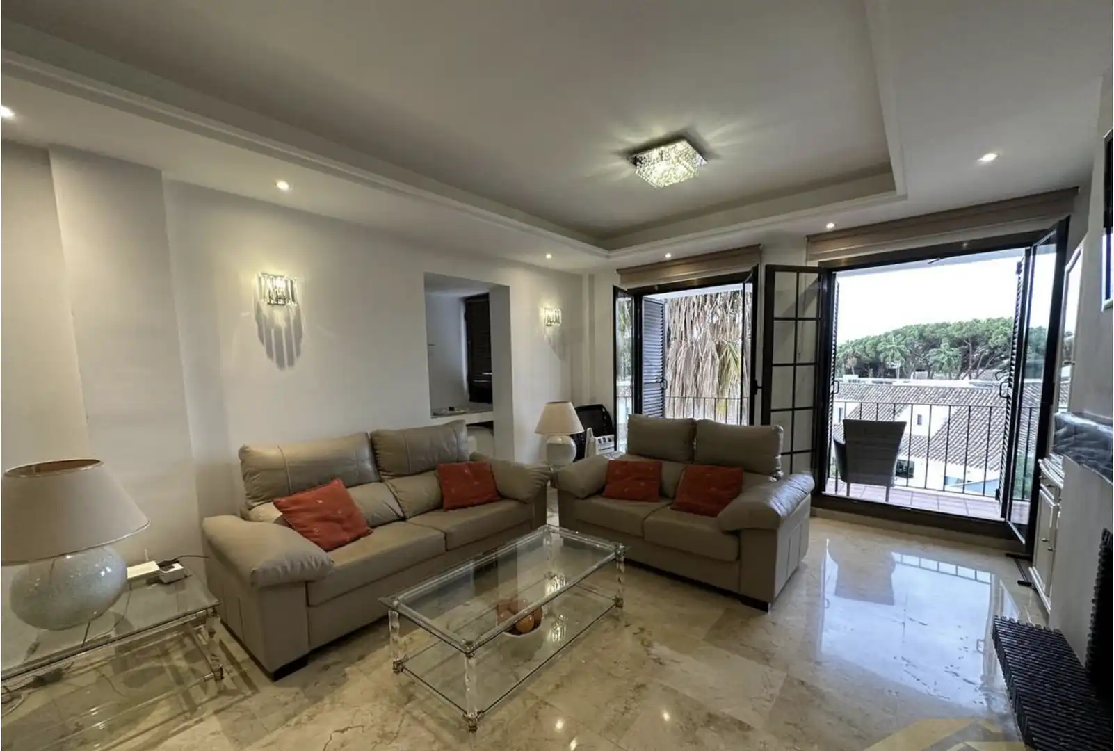Wohnzimmer von Maisonette zum Verkauf in Marbella mit Klimaanlage, Terrasse und Möbliert