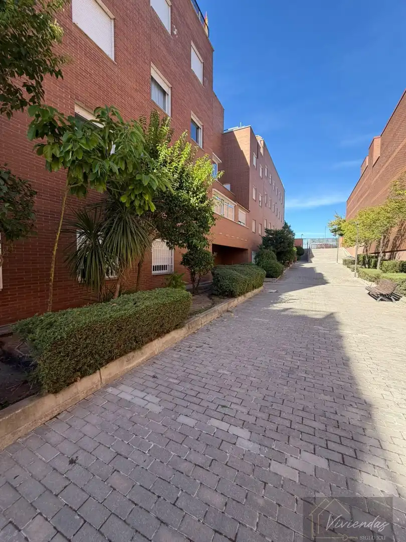 Außenansicht von Wohnungen zum Verkauf in Boadilla del Monte mit Klimaanlage, Heizung und Parkett