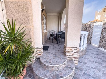 Casa aparellada amb piscina en venda a CASA PEINAO II