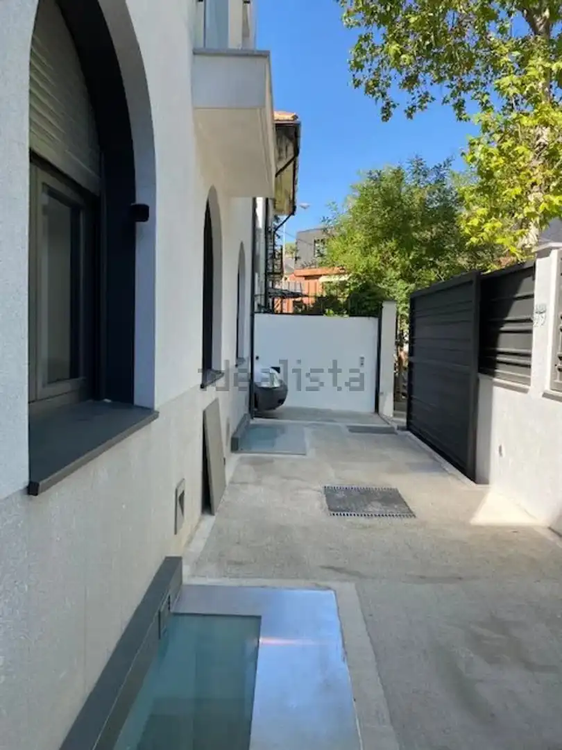 Vista exterior de Casa o xalet de lloguer en Madrid amb Aire condicionat, Calefacció i Jardí privat