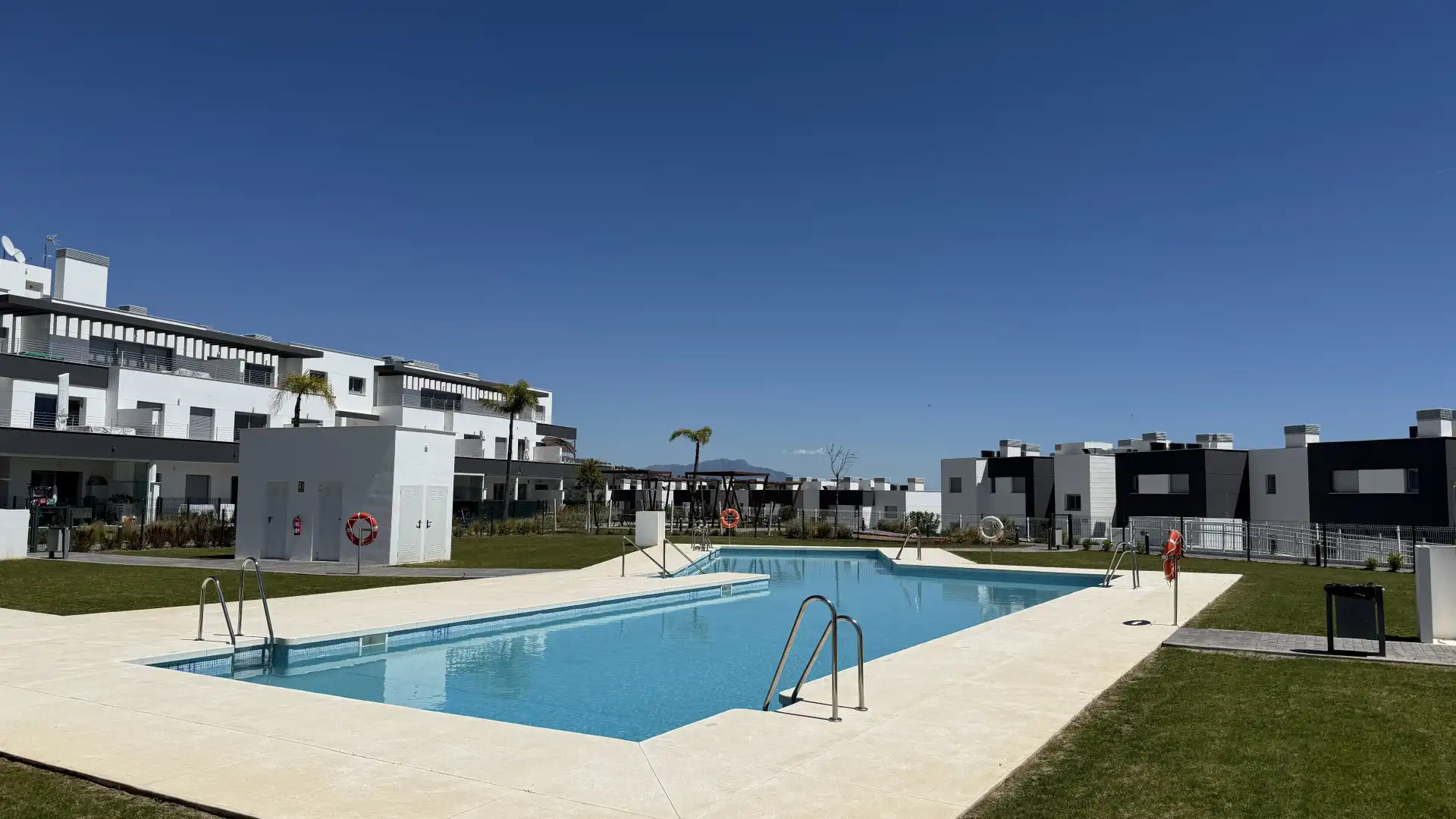 Piscina de Ático de alquiler en Estepona con Aire acondicionado, Calefacción y Terraza