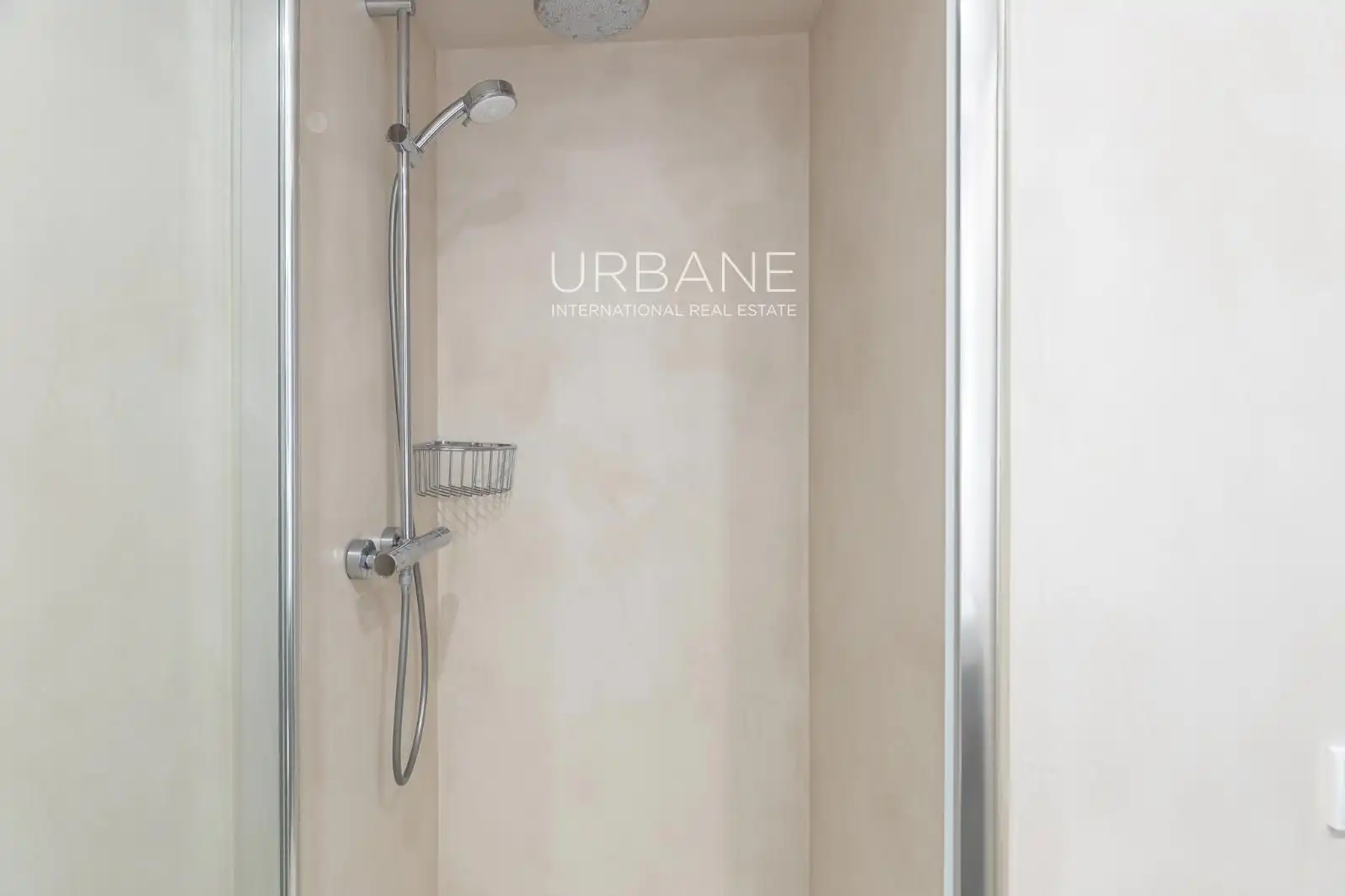 Badezimmer von Wohnung zum Verkauf in Barcelona mit Klimaanlage, Heizung und Terrasse