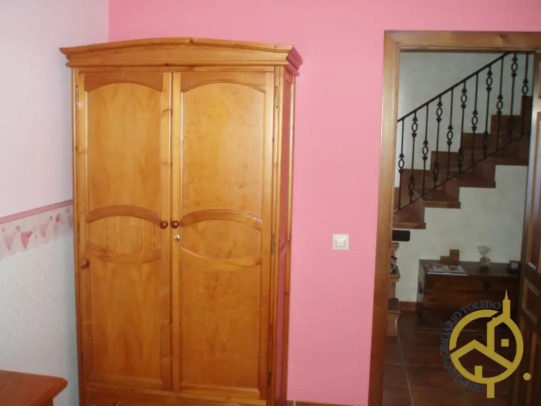 Houses for sale in Nambroca  with Air Conditioner, Heating and Private garden