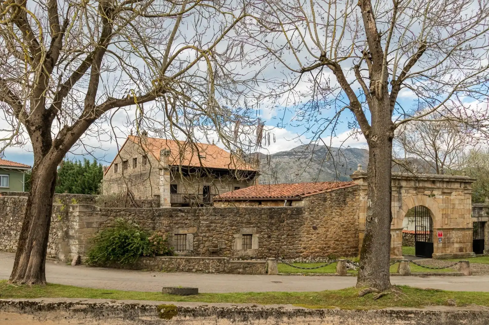 Vista exterior de Casa o chalet en venta en Los Corrales de Buelna  con Calefacción, Jardín privado y Terraza
