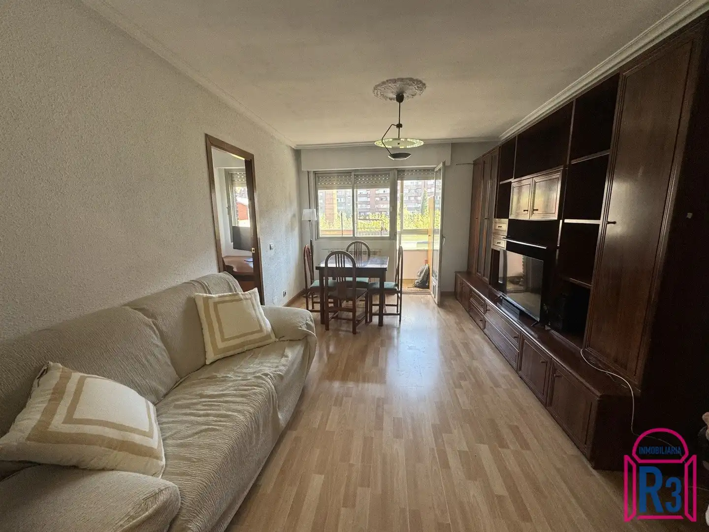 Sala d'estar de Apartament en venda en León Capital  amb Calefacció, Terrassa i Moblat