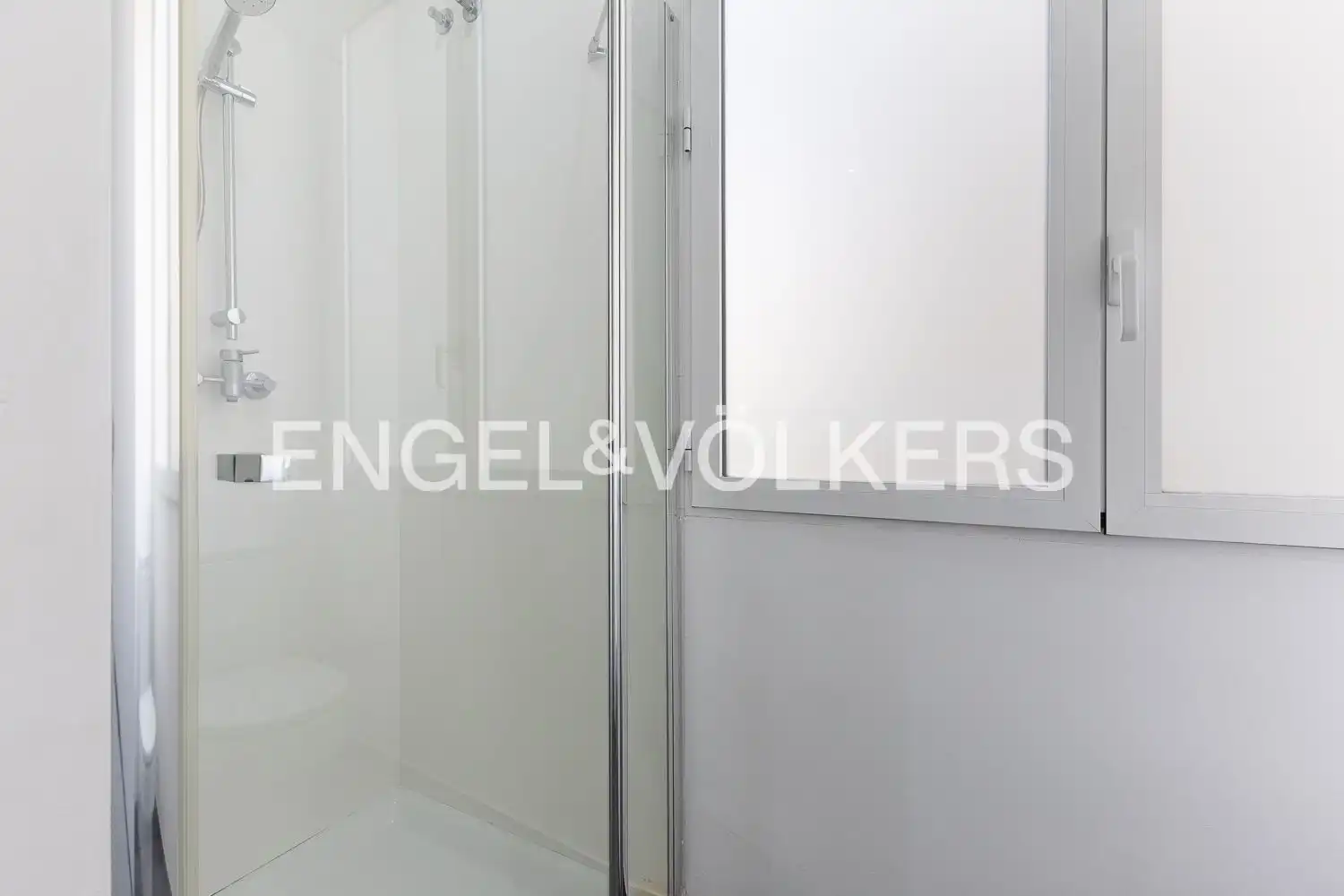 Bathroom of Flat for rent in Valencia  with Air Conditioner, Heating and Parquet flooring
