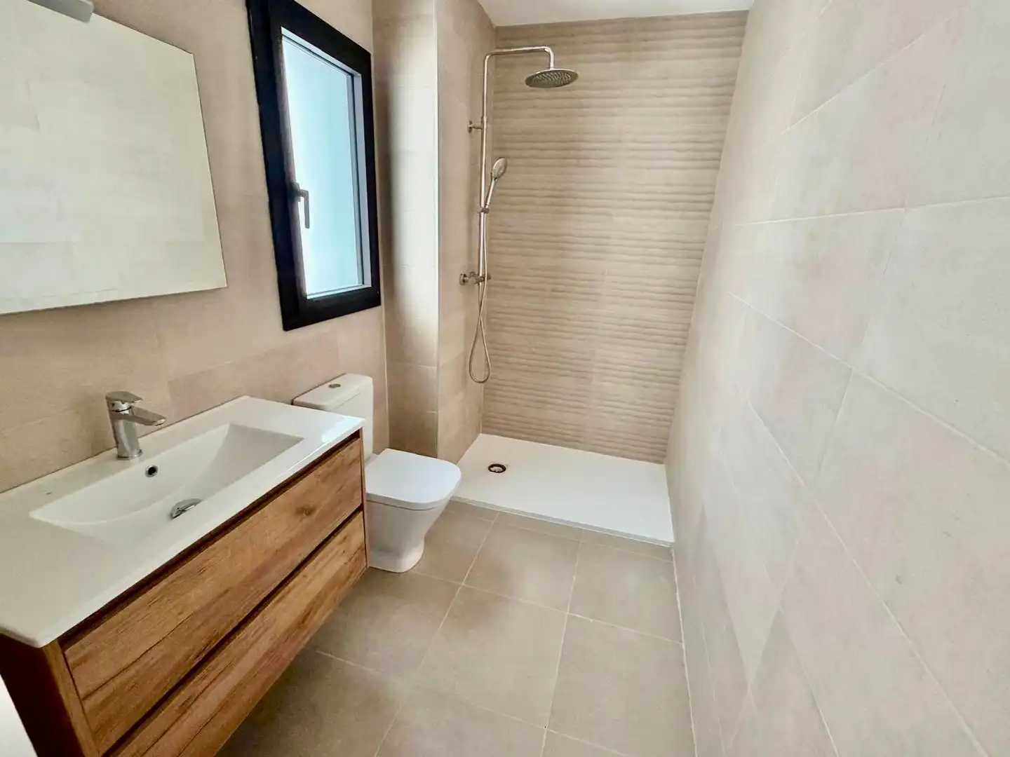 Baño de Piso de alquiler en Tarragona con Aire acondicionado, Calefacción y Parquet