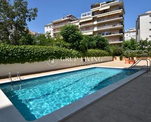 Piscina de Pis de lloguer en Sitges amb Aire condicionat, Calefacció i Jardí privat