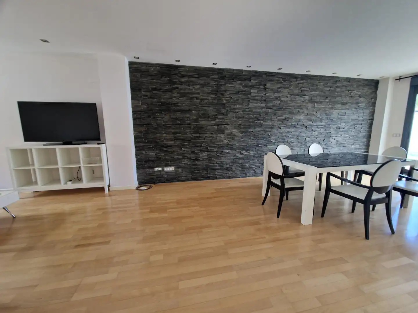 Wohnzimmer von Einfamilien-Reihenhaus zum Verkauf in La Pobla de Vallbona mit Klimaanlage, Heizung und Privatgarten
