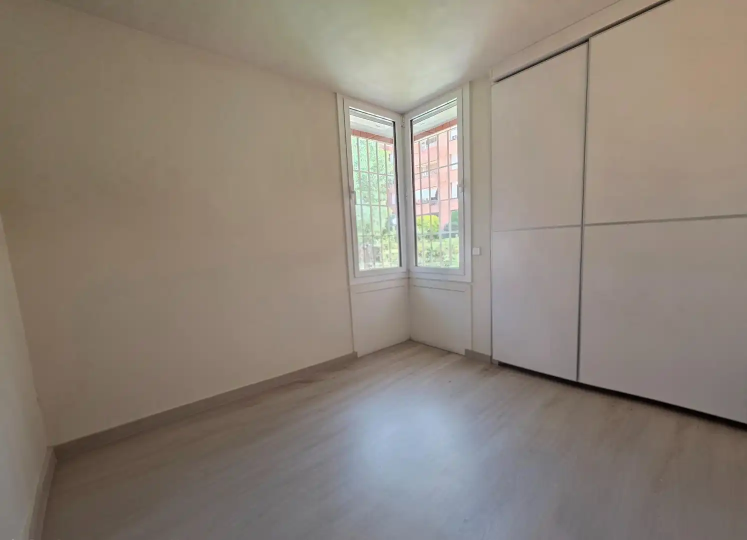 Schlafzimmer von Erdgeschoss zum Verkauf in Barcelona mit Parkett