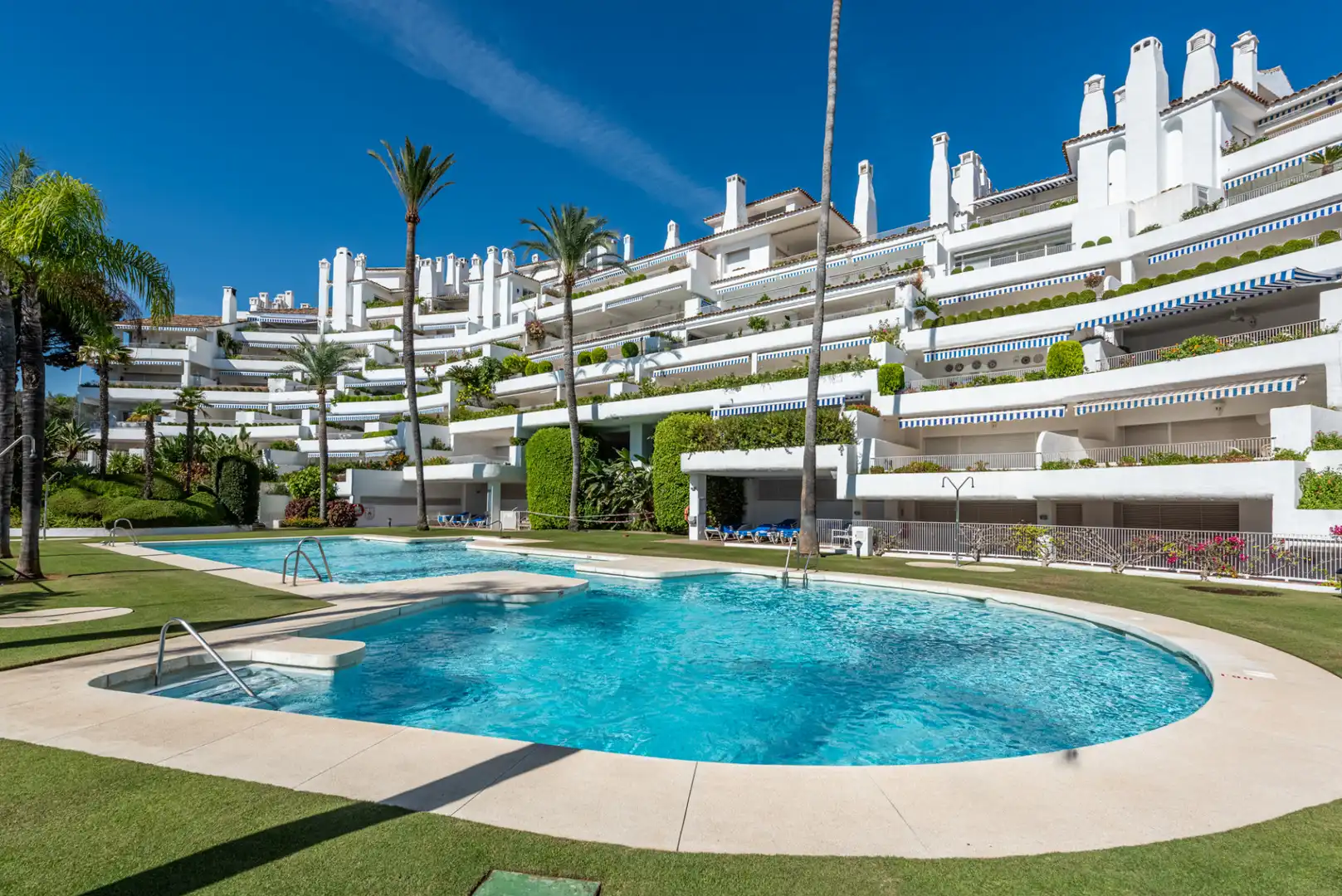 Vista exterior de Planta baixa en venda en Marbella amb Aire condicionat, Terrassa i Piscina