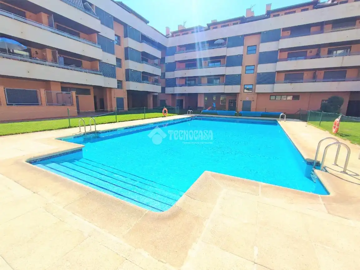 Piscina de Dúplex en venda en Yebes amb Aire condicionat, Calefacció i Terrassa