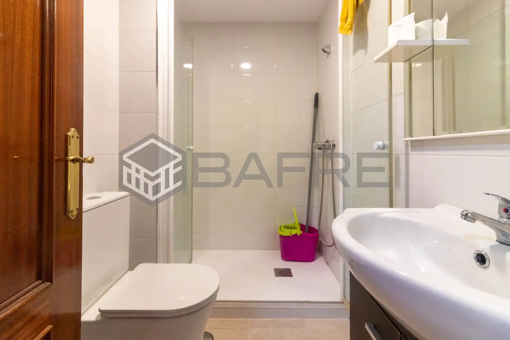 Badezimmer von Wohnung zum Verkauf in Madrid mit Klimaanlage und Abstellraum