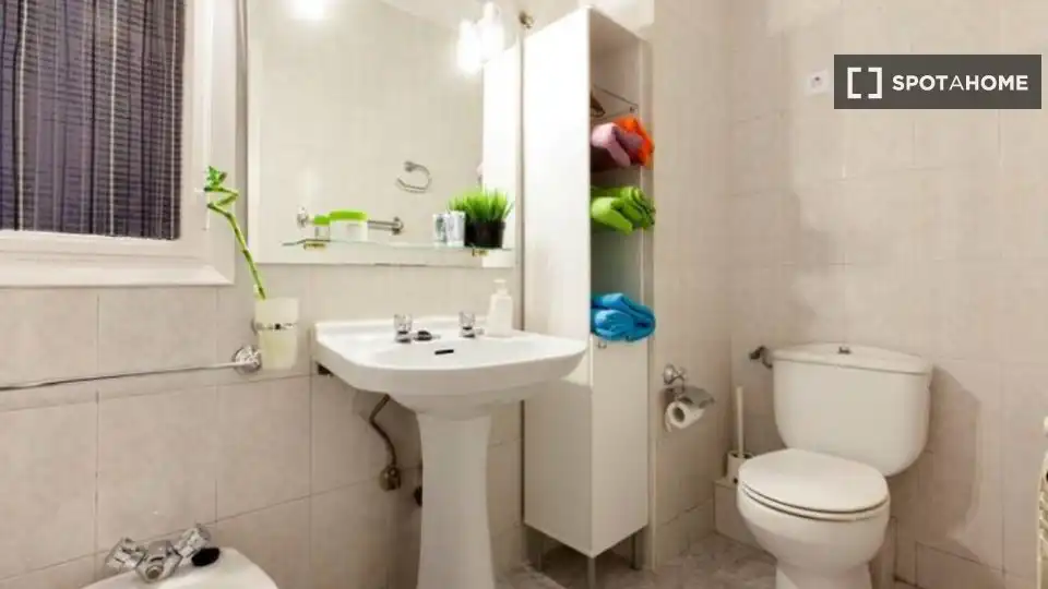 Badezimmer von Wohnung zur Miete in Madrid mit Klimaanlage, Heizung und Möbliert