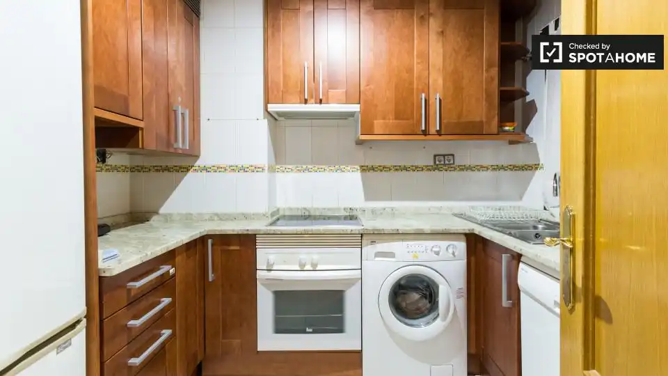 Cuina de Apartament per a compartir en Madrid amb Aire condicionat, Calefacció i Terrassa