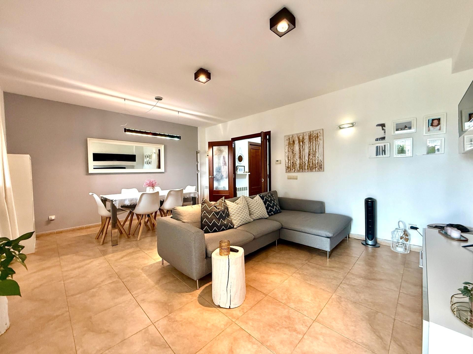 Sala d'estar de Casa adosada en venda en Selva amb Aire condicionat, Jardí privat i Terrassa