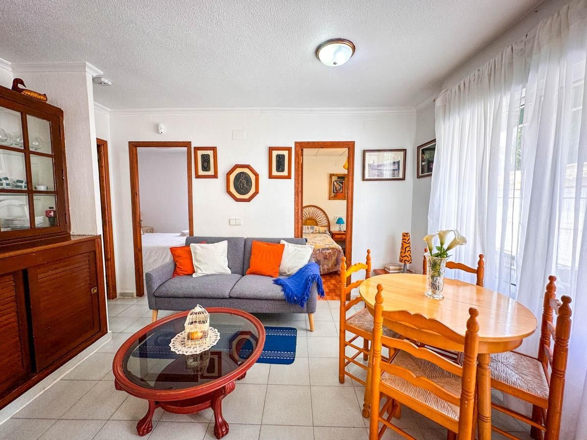 Sala d'estar de Casa adosada de lloguer en Torrevieja amb Aire condicionat, Jardí privat i Terrassa