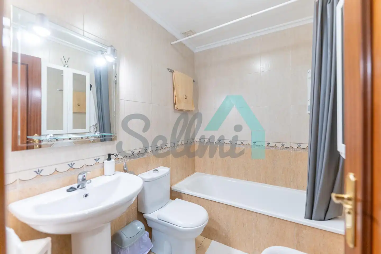 Bathroom of Flat for share in HUCA - La Cadellada