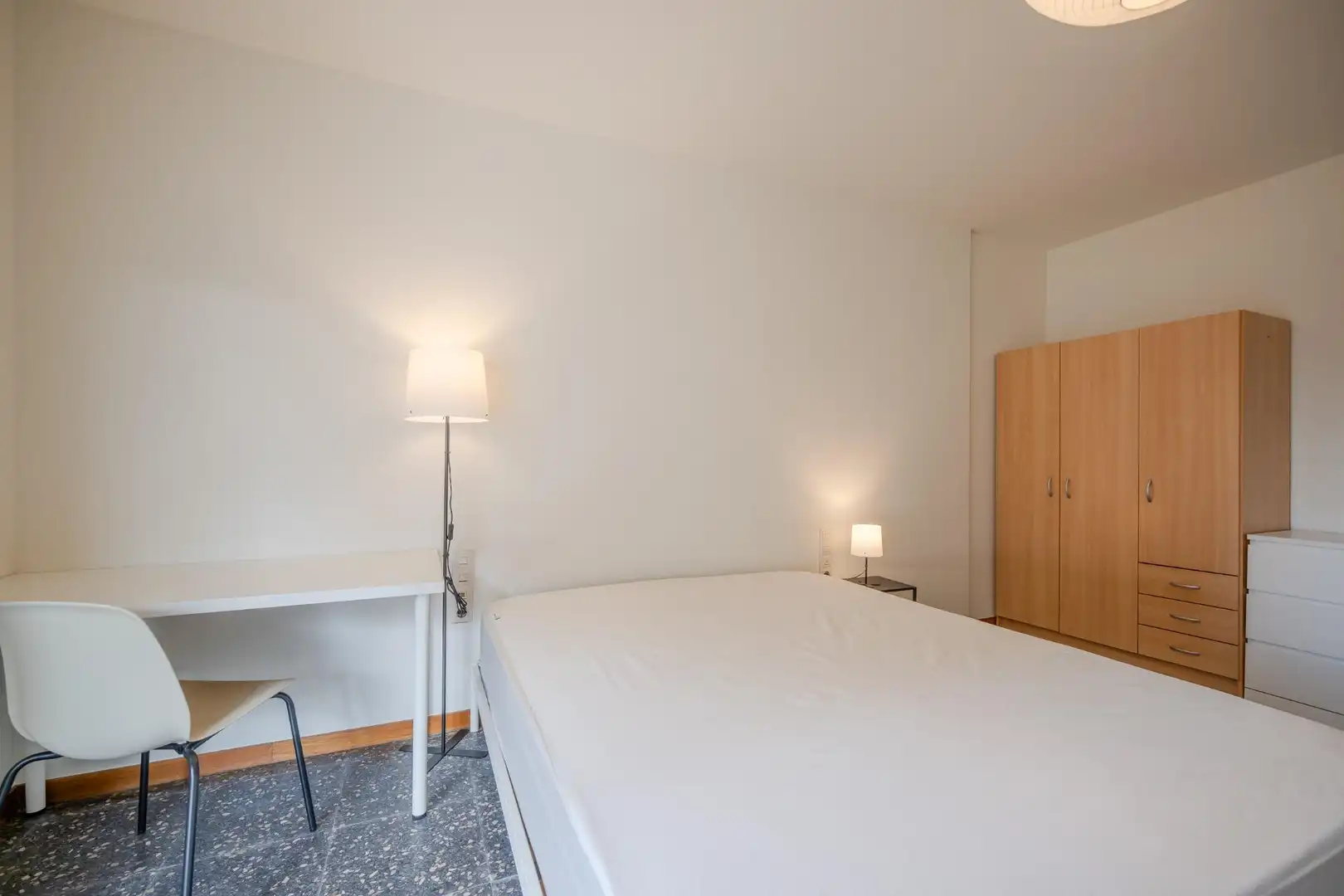 Dormitori de Apartament de lloguer en Girona amb Calefacció, Parquet i Terrassa