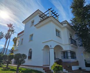 Vista exterior de Casa adosada en venda en Alhaurín de la Torre amb Aire condicionat, Calefacció i Jardí privat