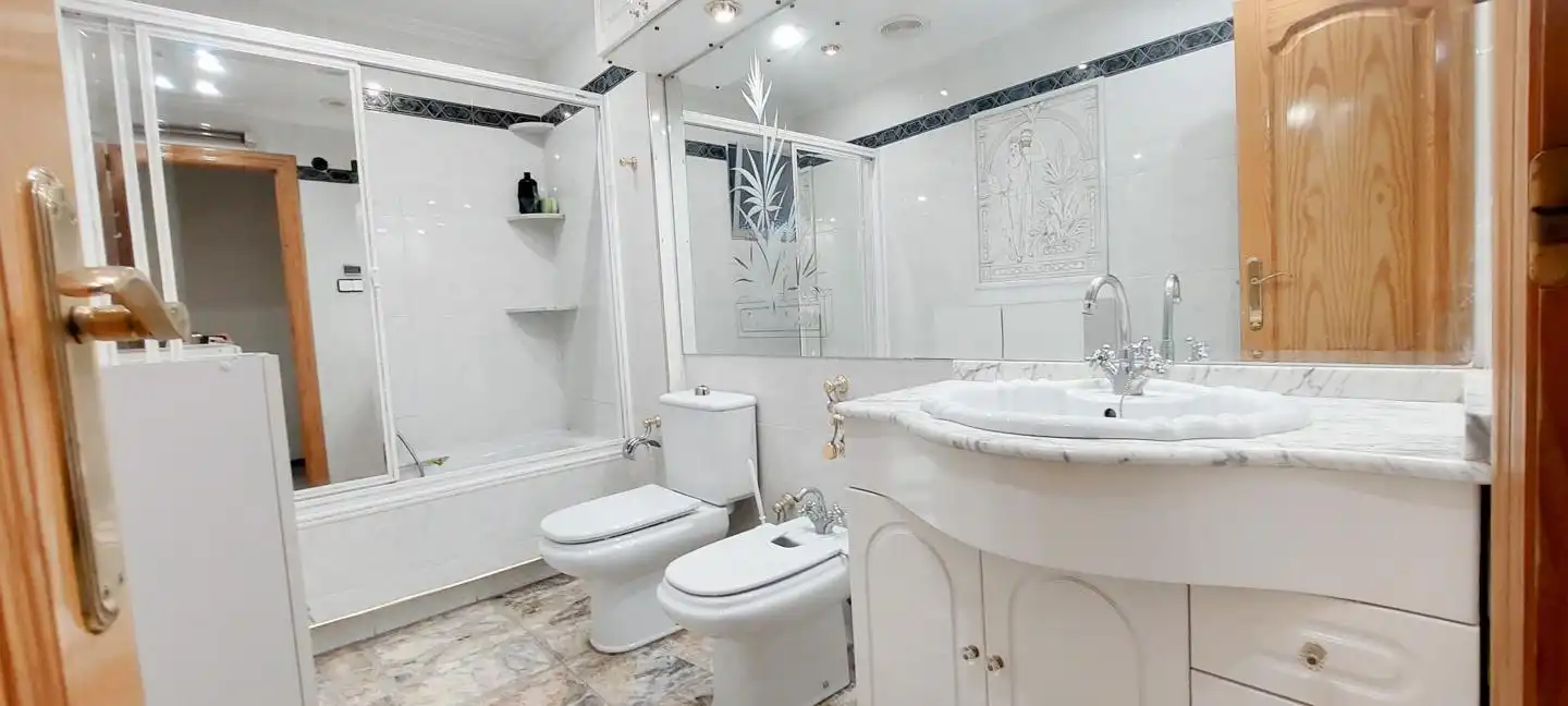 Baño de Piso de alquiler en Elche / Elx con Amueblado y Balcón