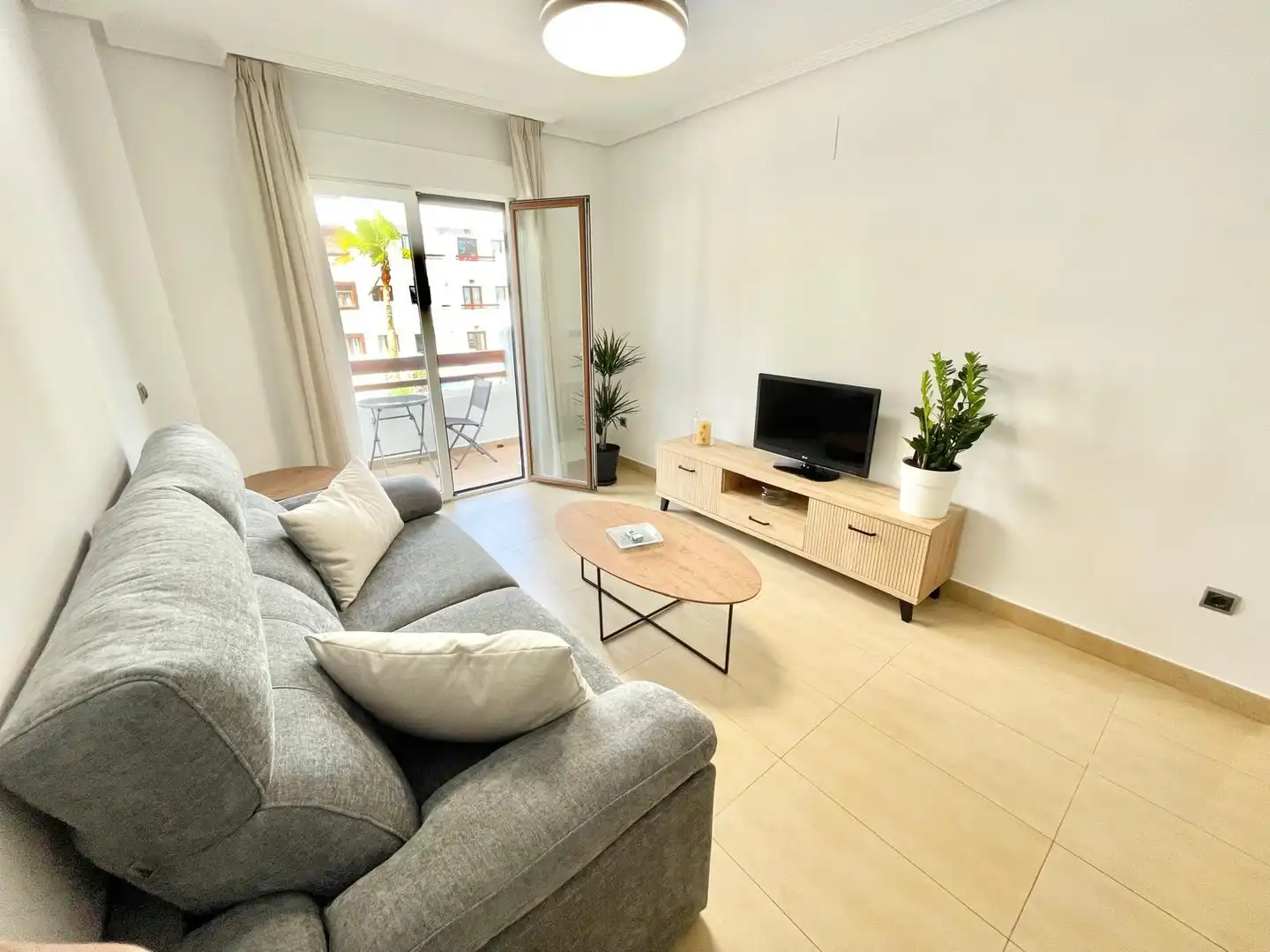Sala d'estar de Apartament de lloguer en Los Alcázares amb Aire condicionat, Piscina i Moblat