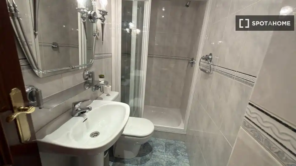 Bathroom of Flat for rent in Madrid  with Air Conditioner, Heating and Furnished