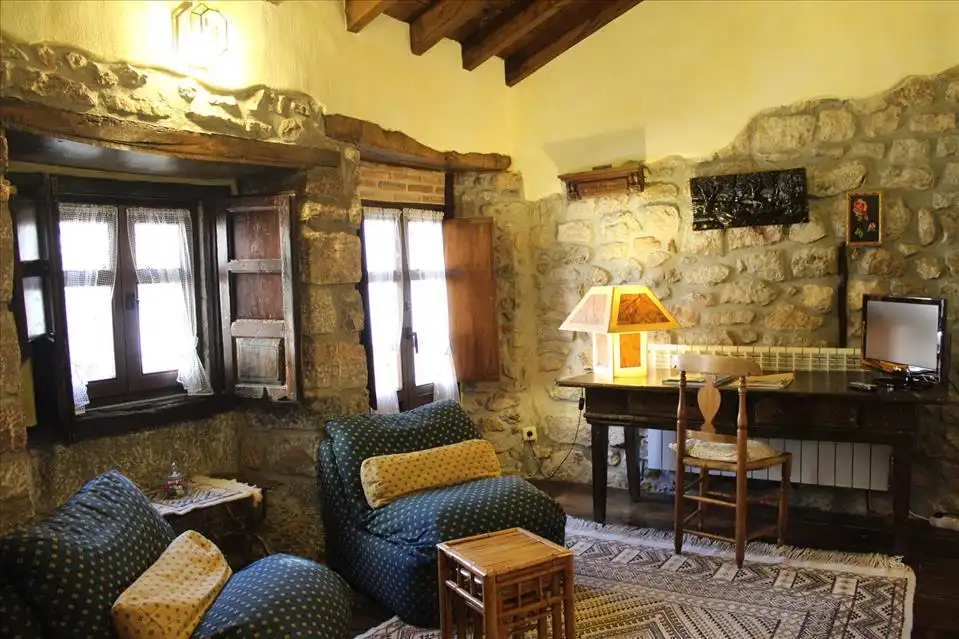 Sala d'estar de Casa o xalet en venda en Peñamellera Baja amb Calefacció, Moblat i Internet