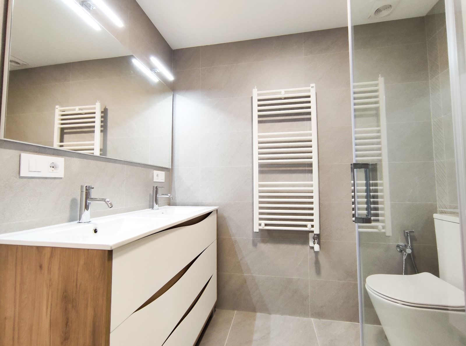 Bathroom of Flat for sale in Vigo   with Heating, Parquet flooring and Oven