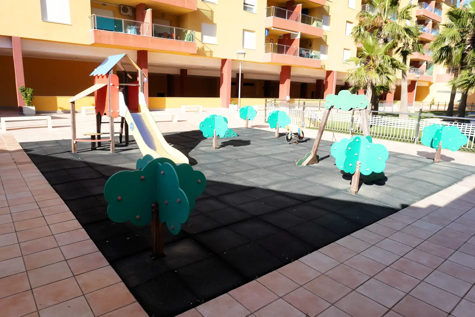 Vista exterior de Apartamento en venta en Roquetas de Mar con Terraza y Piscina comunitaria