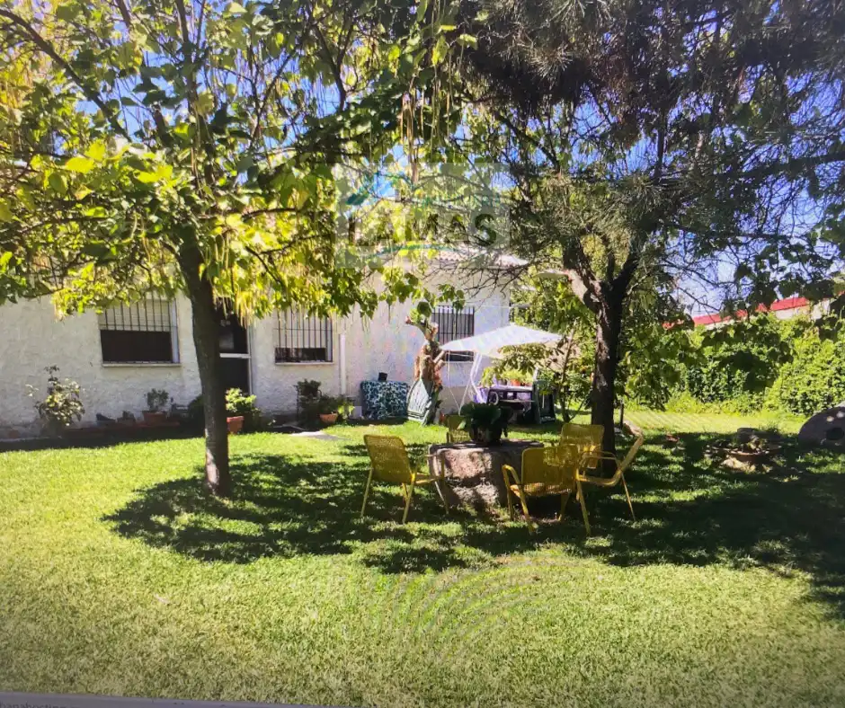 Casa rústica amb jardí en venda a N/A