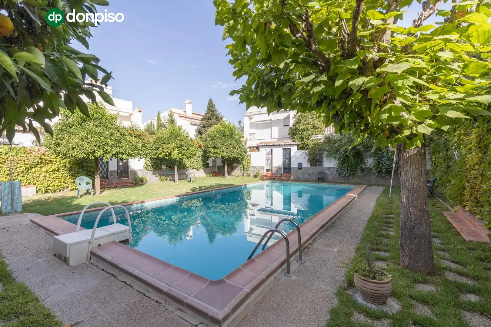 Schwimmbecken von Einfamilien-Reihenhaus zum Verkauf in Granada mit Heizung, Terrasse und Abstellraum