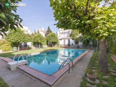 Casa bifamiliare con balcone in vendita a Calle de Almajara 27