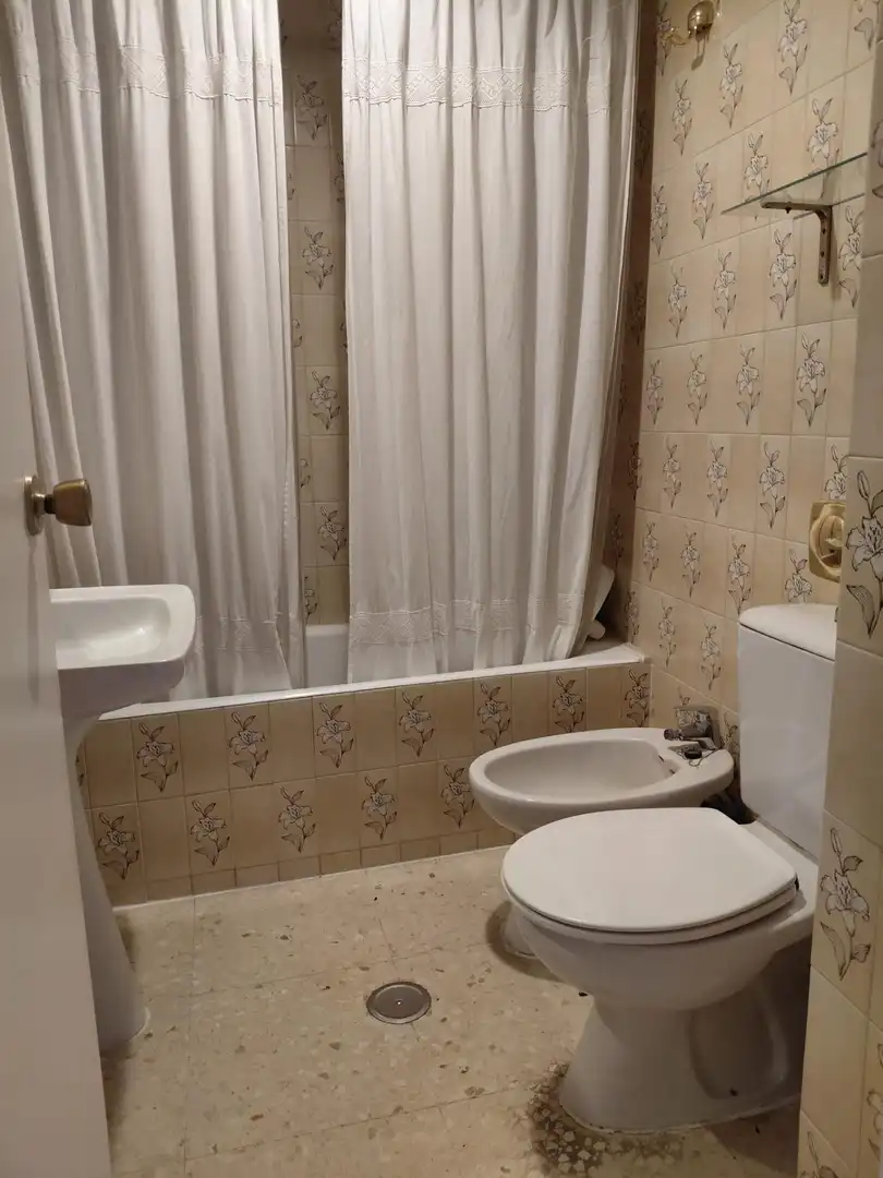 Bathroom of Flat for sale in Sevilla  with Air Conditioner, Heating and Storage room