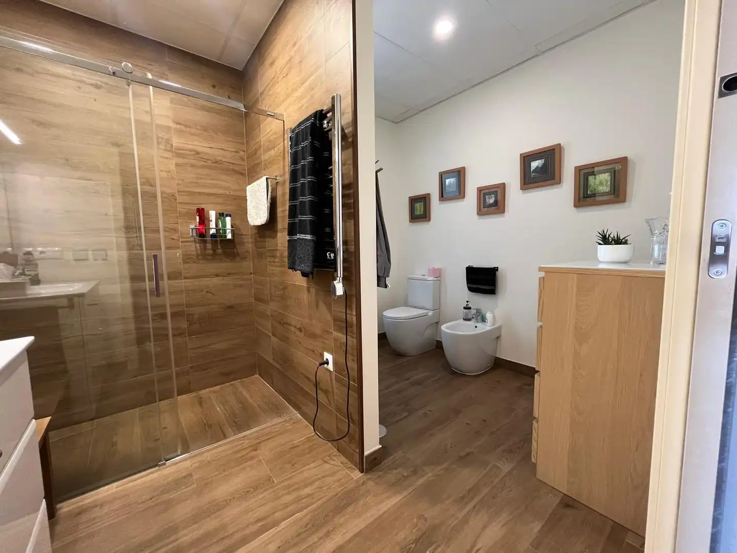 Bathroom of Houses for sale in Palomares del Río  with Air Conditioner, Private garden and Swimming Pool