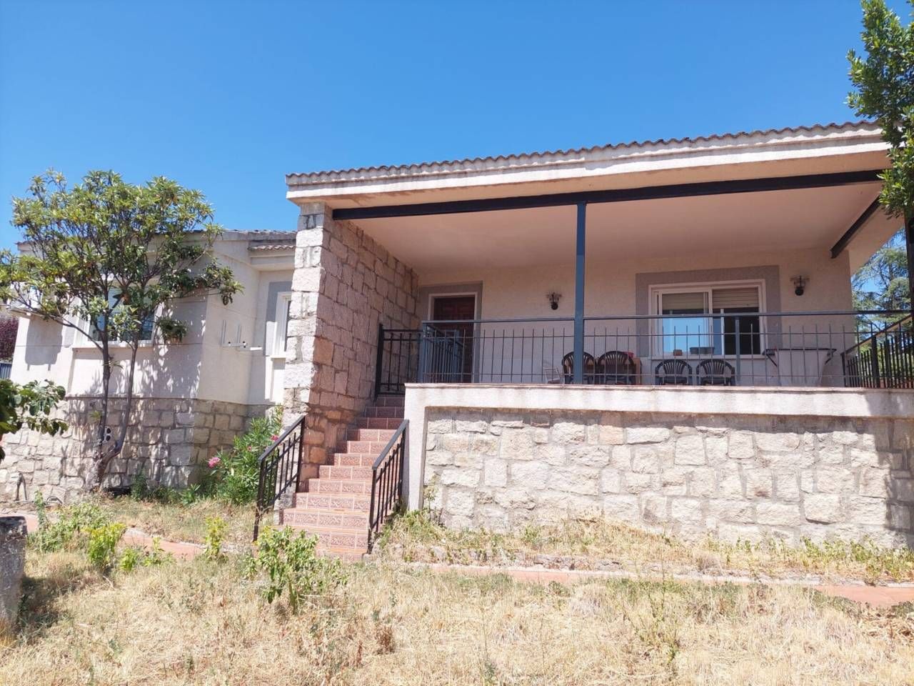 Vista exterior de Casa o xalet en venda en El Molar (Madrid) amb Aire condicionat, Calefacció i Jardí privat