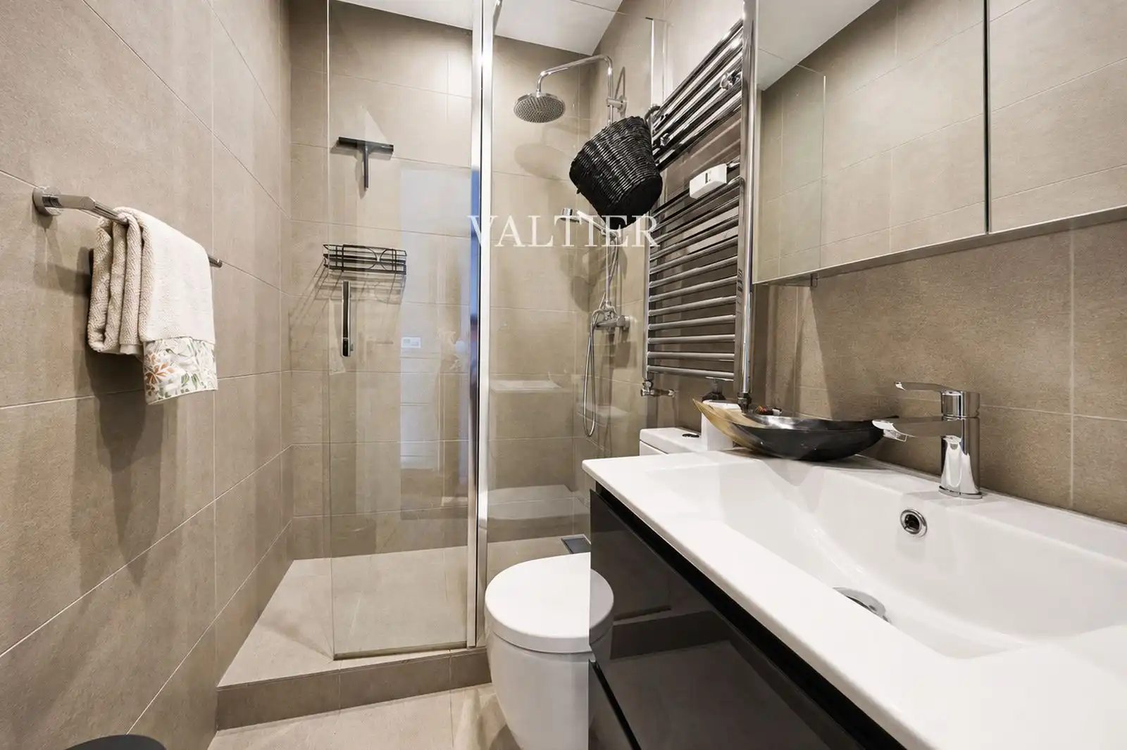 Badezimmer von Wohnung zur Miete in Madrid mit Klimaanlage und Möbliert