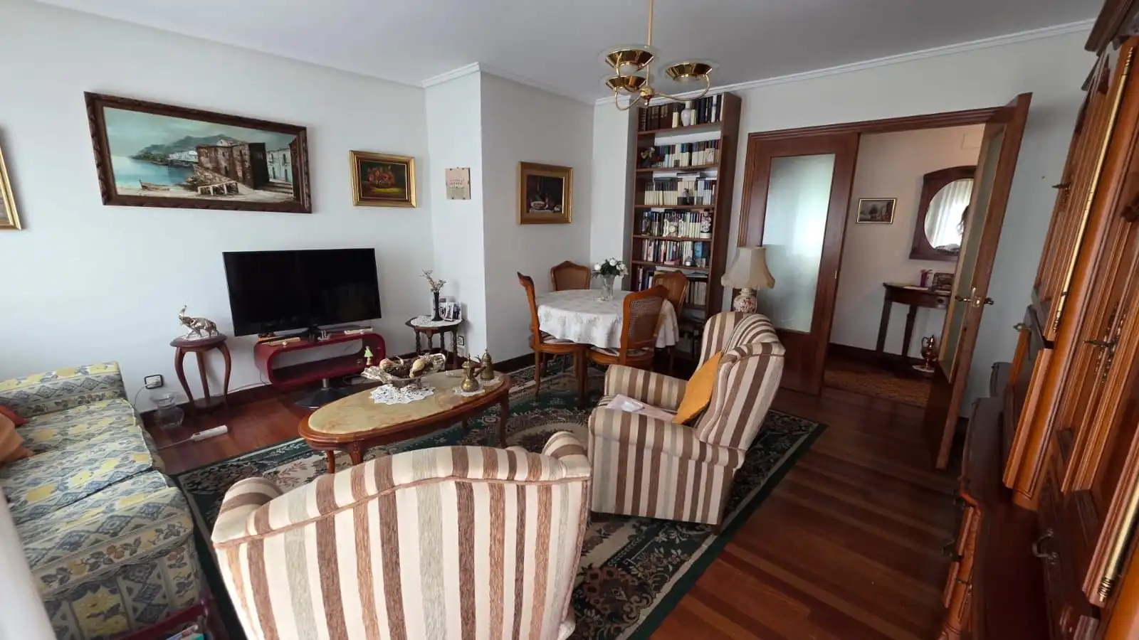 Sala de estar de Piso en venta en Castro-Urdiales con Calefacción, Terraza y Piscina comunitaria