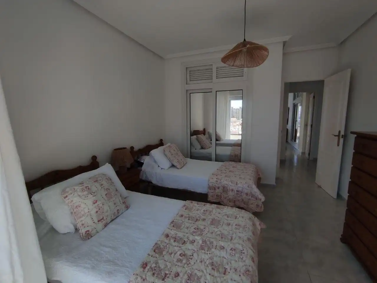 Habitación de Apartamento de alquiler en La Manga del Mar Menor con Calefacción, Terraza y Piscina comunitaria