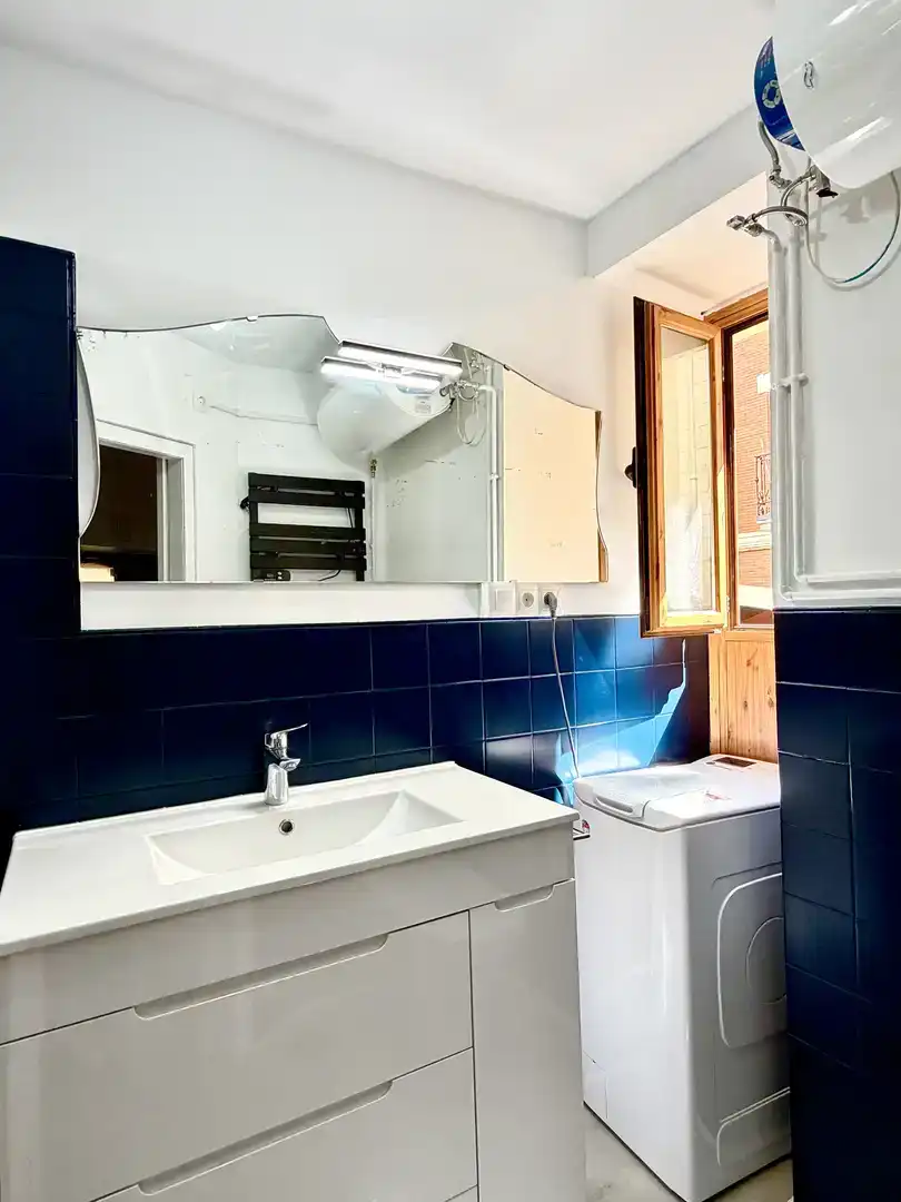 Bathroom of Study for rent in  Madrid Capital  with Air Conditioner and Balcony