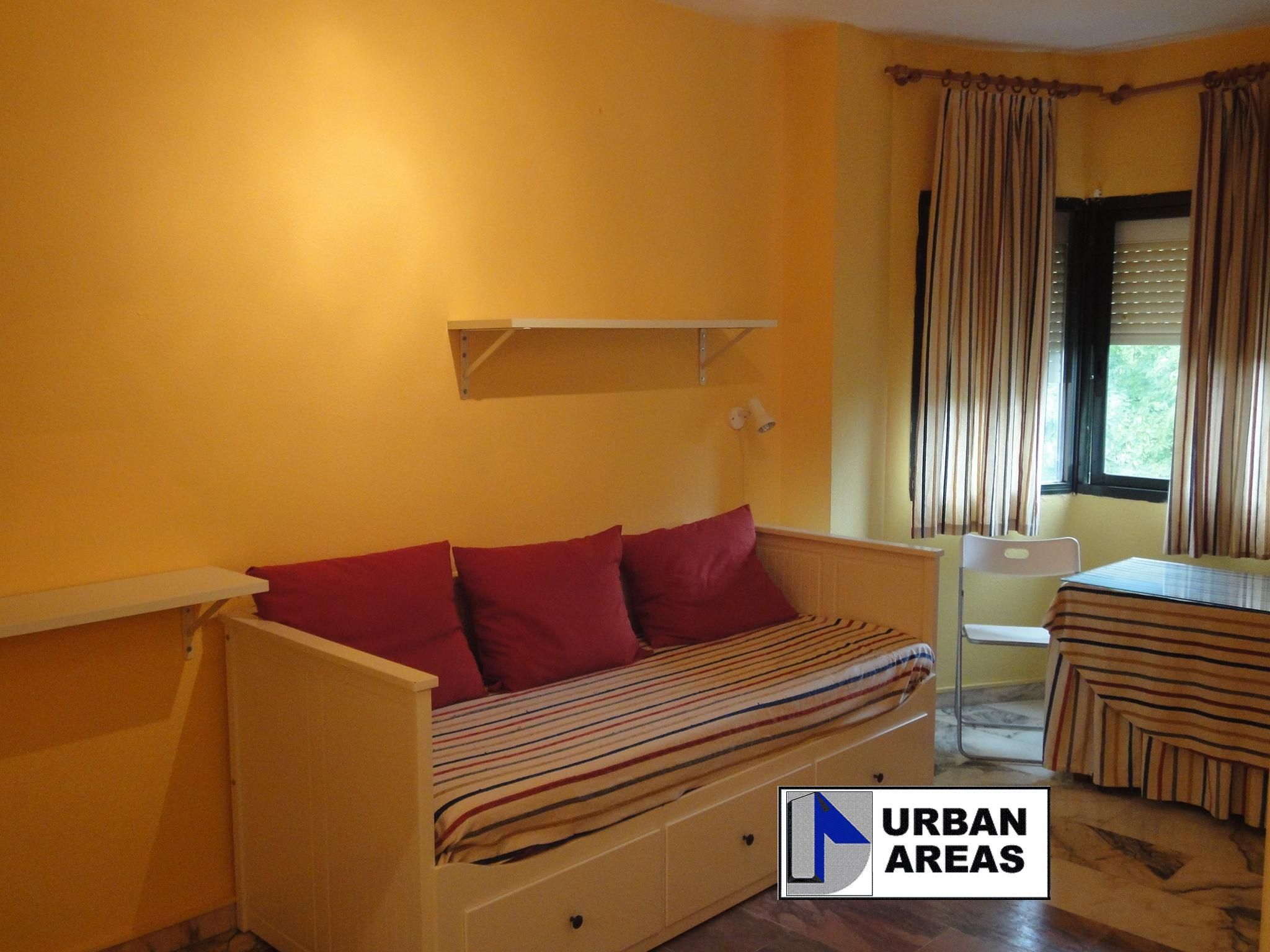 Dormitori de Estudi de lloguer en  Sevilla Capital amb Aire condicionat, Calefacció i Moblat