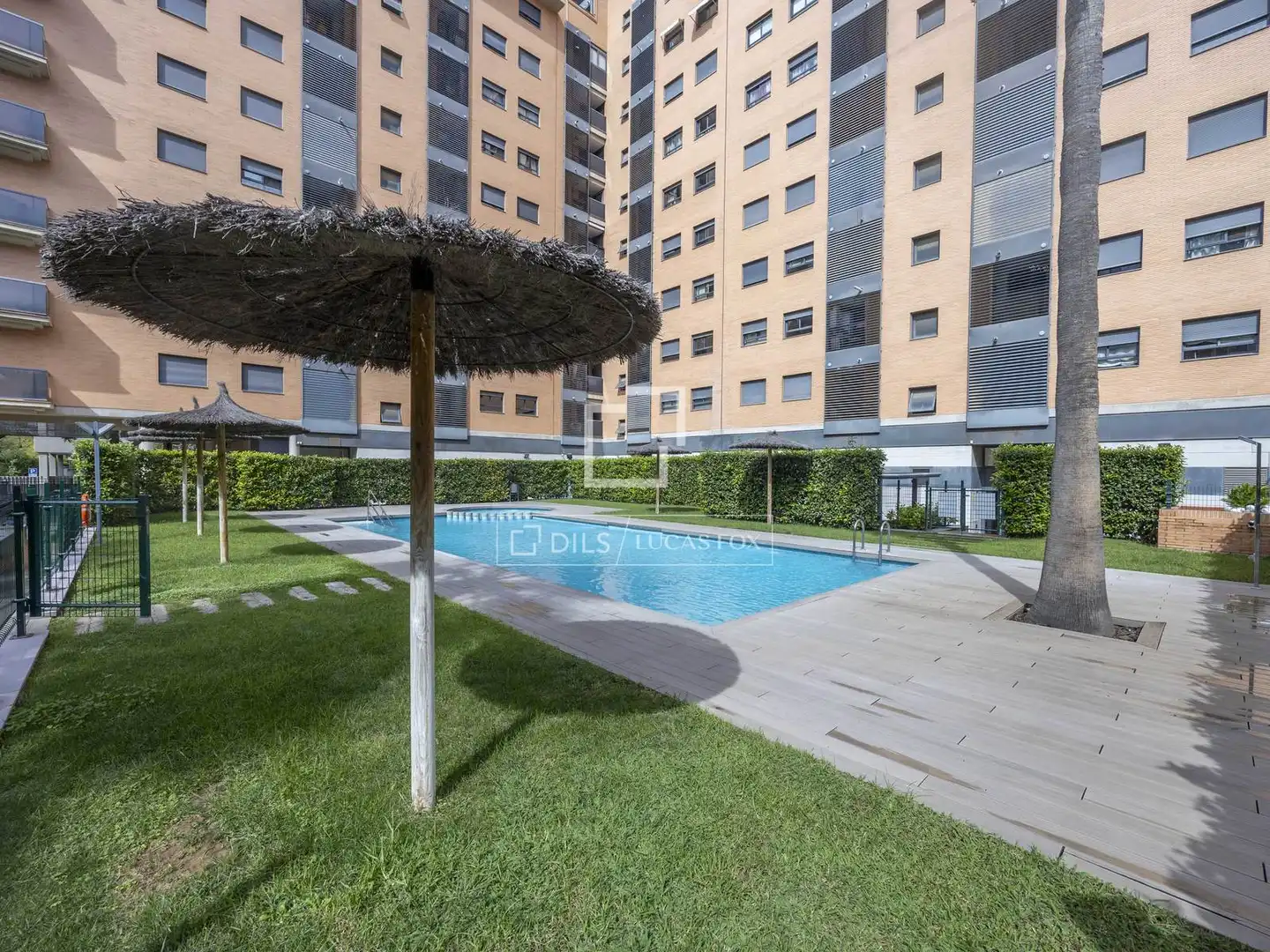 Schwimmbecken von Wohnung zum Verkauf in Valencia mit Klimaanlage, Heizung und Privatgarten