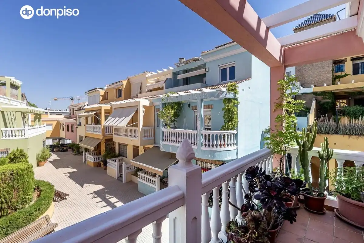 Vista exterior de Casa adosada en venda en Granada amb Aire condicionat i Terrassa