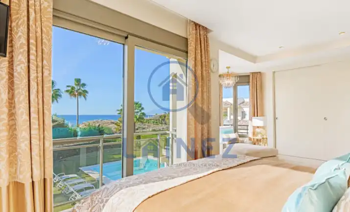 Vista exterior de Casa o xalet en venda en Marbella amb Aire condicionat, Jardí privat i Traster
