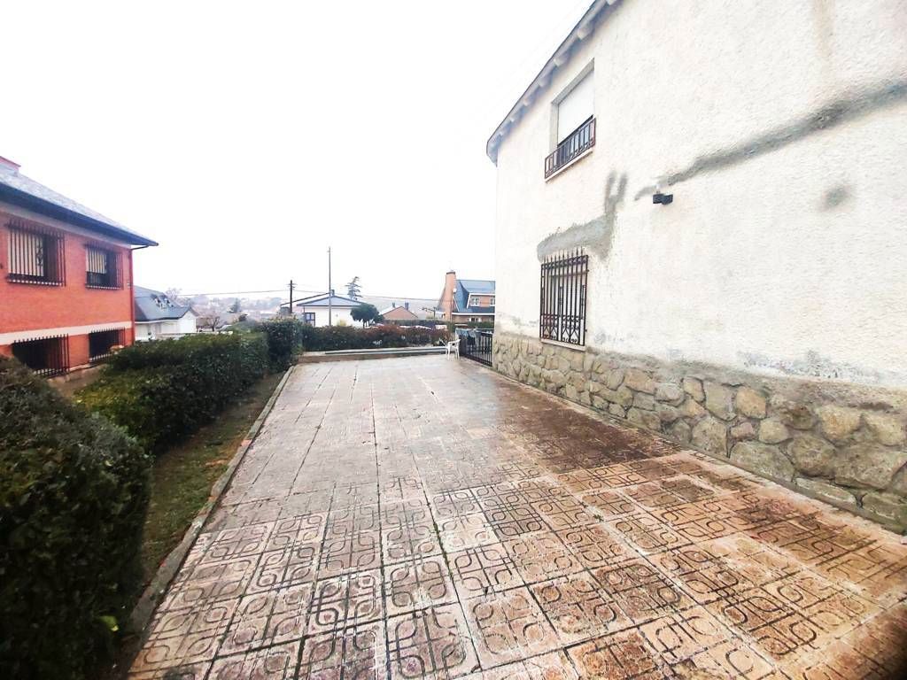 Vista exterior de Casa o xalet en venda en Móstoles amb Calefacció, Jardí privat i Piscina