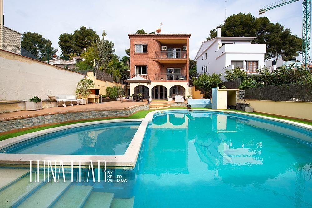 Exterior view of House or chalet for sale in Castelldefels  with Air Conditioner, Heating and Private garden