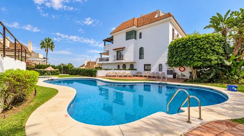 Dúplex en una posición elevada, con una amplia terraza y vistas a la bahía de Marbella y a La Concha
